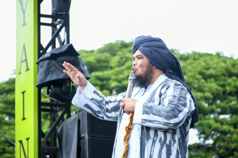 Ustaz Derry Sulaiman menyampaikan ceramah pada peringatan Maulid Nabi Muhammad SAW di Lapangan Blang Padang, Banda Aceh, Senin (24/11/2025). Foto: Dok. Prokopim Kota Banda Aceh