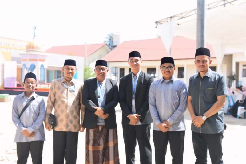 Foto bersama usai penampilan peserta Kafilah Aceh Besar, Nabigh Habiburrahim Al Haqziq, pada cabang Tahfiz Al-Qur’an 30 Juz Putra dalam ajang MTQ ke-37 tingkat Provinsi Aceh tahun 2025, di Komplek MUQ Gampong Rungkhom, Kecamatan Meureudu, Kabupaten Pidie Jaya, Rabu (5/11/2025). Foto: Dok. MC Aceh Besar
