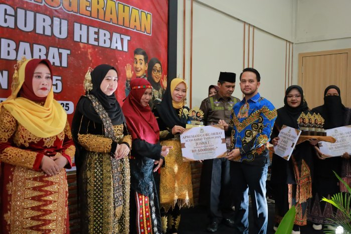 Wakil Bupati Aceh Barat membuka Malam Penganugerahan Apresiasi Guru Hebat 2025 di Meulaboh, Jumat (28/11/2025). Foto: Dok. Pemkab Aceh Barat