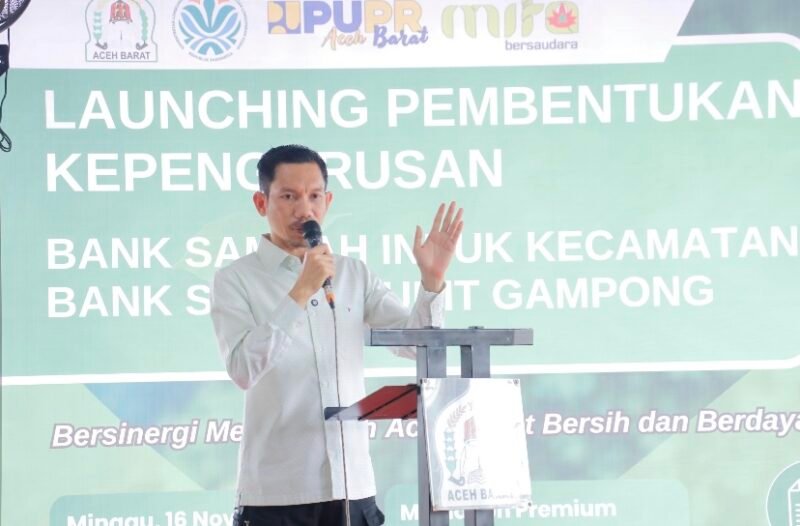 Bupati Aceh Barat Tarmizi SP, MM melaunching bank sampah induk kecamatan dan bank sampah unit gampong di Meulaboh Premium, Minggu (16/11/2025). Foto: Dok. Istimewa