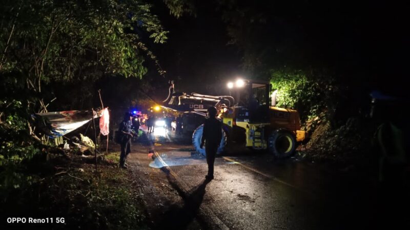 Balai Jalan Aceh bersama Kepolisian Aceh Jaya sedang dilakukan pembersihan dan evakuasi material batu di jalan gunung geurutee. Foto: Dok. Humas Polres Aceh Jaya