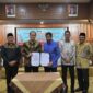 Gubernur Aceh, Muzakir Manaf bersama Direktur Labuksi KPK RI, Mungkin Hadi Pratikto, Kasatgas IV Eksekusi, Josep Wisny Sigit, Bupati Pasuruan, M. Rusdy Sutejo, Wakil Ketua DPRA, Ali Basrah, Sekda Aceh, M. Nasir melakukan penyerahan Barang Rampasan Negara dari KPK RI kepada Pemerintah Aceh dan Pemerintah Kabupaten Pasuruan serta sosialisasi tentang tindak pidana korupsi dan pemulihan Aset di gedung serbaguna Setda Aceh, Kantor Gubernur Aceh, Kamis (06/11/2025). Foto: Dok. Istimewa