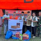 GA & Comrel Manager Solusi Bangun Andalas, Tafaul Rijal beserta tim menyerahkan bantuan masa panik untuk warga terdampak banjir di Kabupaten Aceh Besar yang diterima oleh Wakil Bupati Kabupaten Aceh Besar, Drs. Syukri A. Jalil dan Ketua DPRK Kabupaten Aceh Besar, Abdul Muchti, AMd di posko BPBD Aceh Besar, Sabtu (29/11/2025). Foto: Dok. PT. SBA