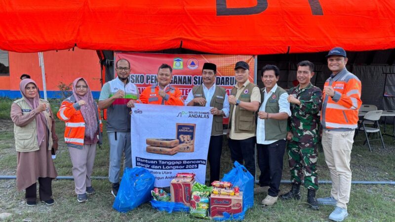 GA & Comrel Manager Solusi Bangun Andalas, Tafaul Rijal beserta tim menyerahkan bantuan masa panik untuk warga terdampak banjir di Kabupaten Aceh Besar yang diterima oleh Wakil Bupati Kabupaten Aceh Besar, Drs. Syukri A. Jalil dan Ketua DPRK Kabupaten Aceh Besar, Abdul Muchti, AMd di posko BPBD Aceh Besar, Sabtu (29/11/2025). Foto: Dok. PT. SBA