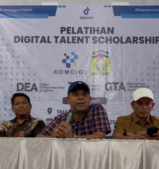 Plt Kadisdik Aceh, Murthalamuddin, memberikan arahan saat membuka Pelatihan Digital Talent Scholarship di SMAN 2 Pulo Aceh, Selasa (25/11/2025). Foto: Dok. Istimewa