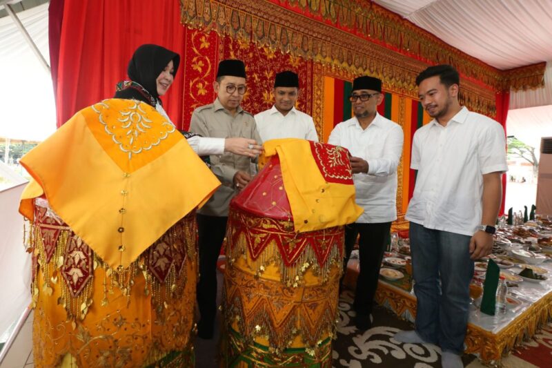 Wali Kota Banda Aceh Illiza Sa’aduddin Djamal menyambut Menteri Kebudayaan RI Fadli Zon dan menyuguhi Idang Meulapeh pada Maulid Raya di Blang Padang, Senin (24/11/2025). Foto: Dok. Prokopim Kota Banda Aceh