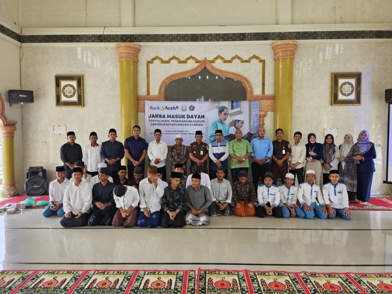 Para santri Dayah Qaryatul Huda, Nicah, Pidie, mengikuti penyuluhan hukum Program Jaksa Masuk Dayah yang digelar Kejati Aceh, Selasa (18/11/2025). Foto: Dok. Istimewa