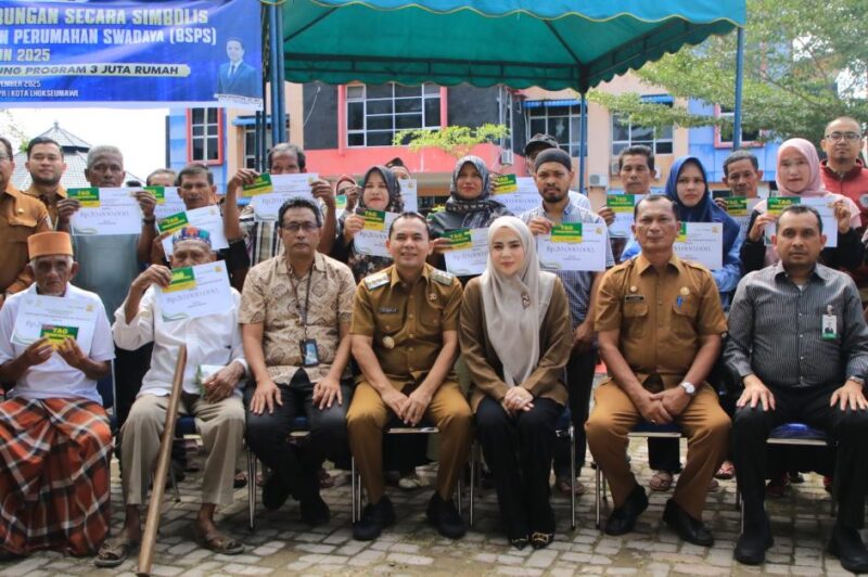 Pemerintah Kota Lhokseumawe melalui Dinas Pekerjaan Umum dan Perumahan Rakyat (PUPR) bekerja sama dengan Balai Penyediaan Perumahan dan Kawasan Permukiman Sumatera I melaksanakan kegiatan Penyerahan Buku Tabungan Secara Simbolis Bantuan Stimulan Perumahan Swadaya (BSPS) Tahun 2025, yang berlangsung di halaman Kantor Dinas PUPR Kota Lhokseumawe, Selasa (4/11/2025). dok. Pemko Lhokseumawe