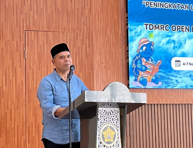 Plt. Kepala Dinas Pendidikan Aceh, Murthalamuddin, S.Pd., MSP, dalam sambutannya saat penutupan kegiatan di Gedung Tsunami and Disaster Mitigation Research Center (TDMRC) Universitas Syiah Kuala, Banda Aceh, Jumat (7/11/2025). Foto: Dok. Istimewa