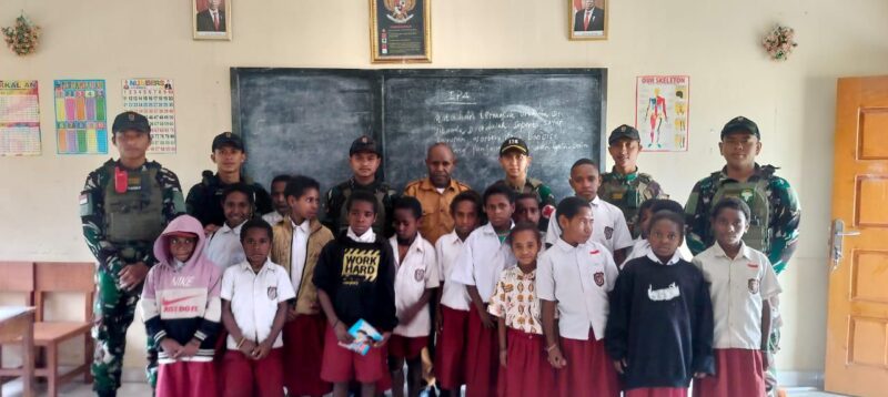 Satgas Yonif 112/DJ melaksanakan kegiatan Sosialisasi Wawasan Kebangsaan kepada anak sekolah di Distrik ILU Kabupaten Puncak Jaya Provinsi Papua Tengah, Rabu (12/11/2025). Foto: Dok. Istimewa