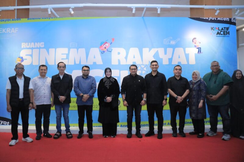 Wali Kota Banda Aceh Illiza Sa’aduddin Djamal menghadiri pemutaran film dalam program Ruang Sinema Rakyat Aceh di Taman Budaya Aceh, Selasa (26/11/2025). Foto: Dok. Prokopim Kota Banda Aceh
