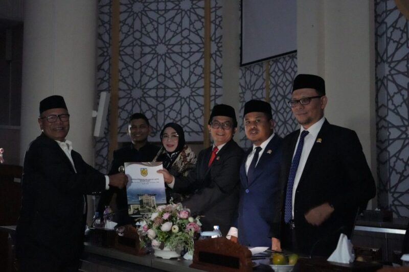 Sidang Paripurna Pengesahan APBK 2026 berlangsung di tengah pemadaman listrik, Rabu (26/11/2025). Foto: Dok. DPRK Banda Aceh