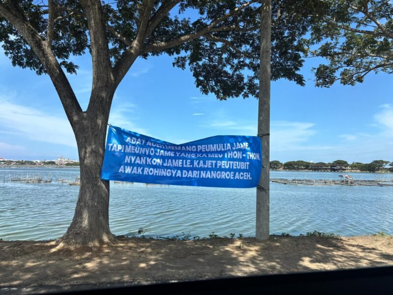 Spanduk berisi pesan penolakan terhadap kedatangan imigran Rohingya, Sabtu (1/11/2025). Foto: Dok. Istimewa