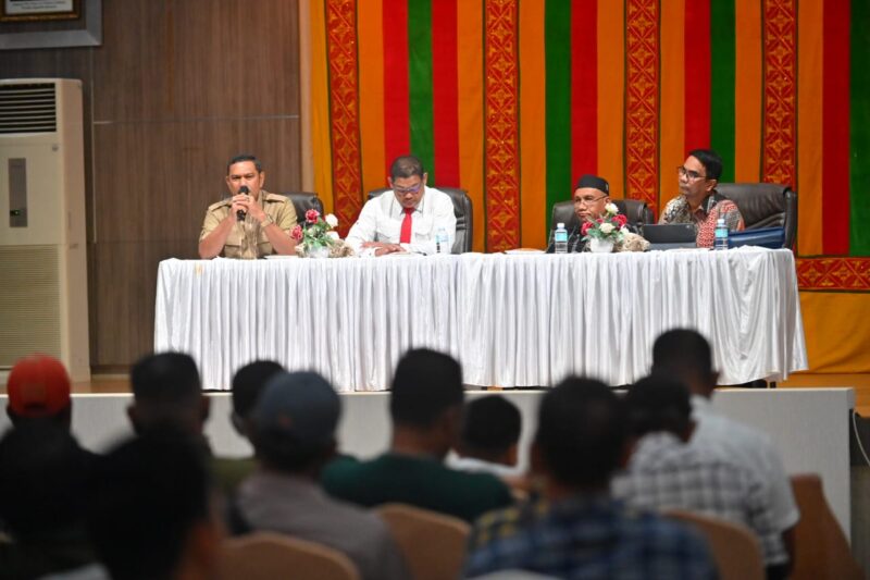 Kepala Badan Kesbangpol Banda Aceh mewakili Wali Kota membuka kegiatan Sosialisasi Peningkatan Wawasan Kebangsaan di Balai Kota. Foto: Dok. Prokopim Kota Banda Aceh