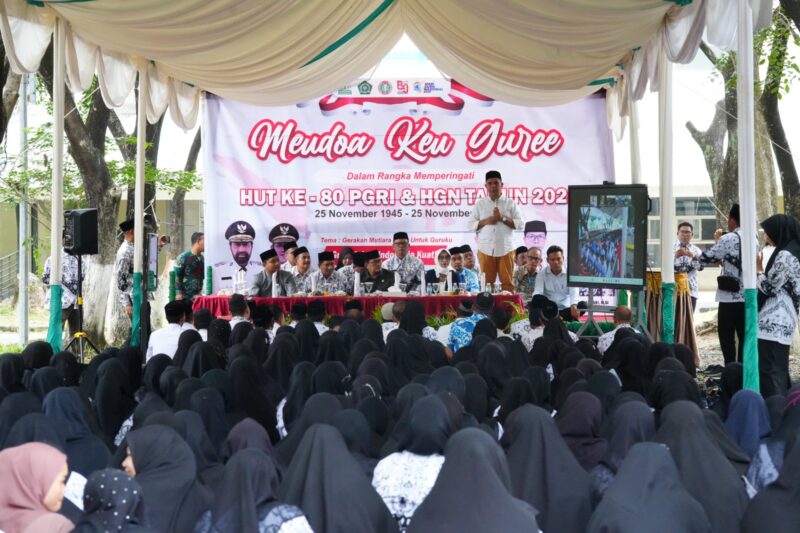 Ribuan siswa dan guru mengikuti dzikir dan doa bersama di Banda Aceh dalam rangka memperingati Hari Guru Nasional dan HUT PGRI ke-80 meski diguyur hujan gerimis, Jumat (21/11/2025). Foto: Dok. Istimewa