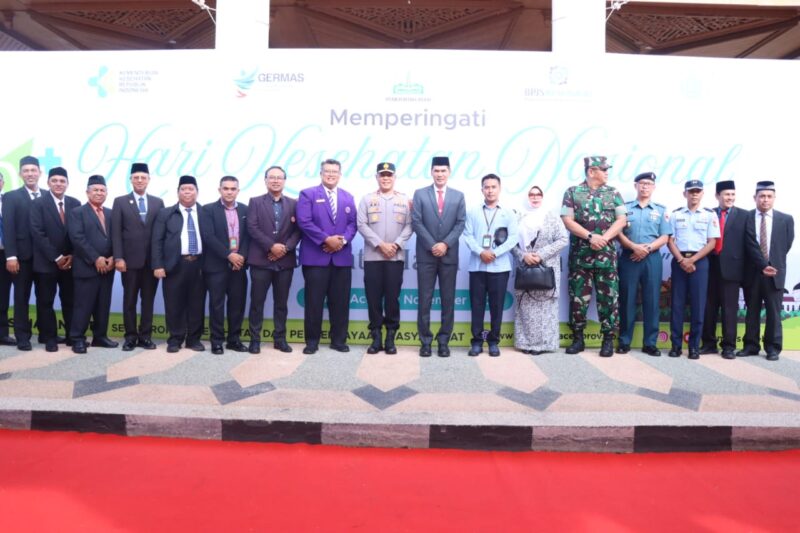 Wakapolda Aceh Brigjen Pol. Ari Wahyu Widodo, bersama sejumlah pejabat utama Polda Aceh menghadiri upacara Peringatan Hari Kesehatan Nasional (HKN) ke-61 Tahun 2025 di Halaman Kantor Gubernur Aceh, Rabu (12/11/2025). Foto: Dok. Istimewa