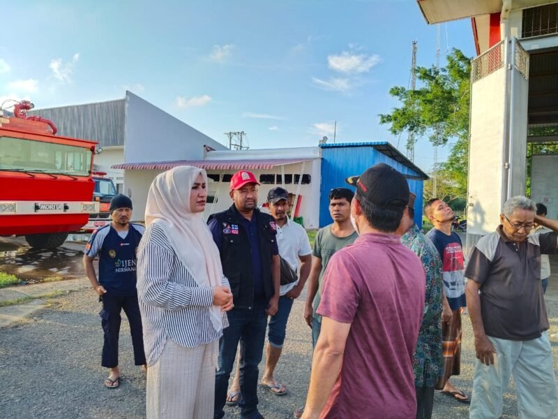 Pemerintah Aceh Tinjau Kedatangan Bantuan Logistik di Bandara Malikussaleh Aceh Utara. Foto: Ist