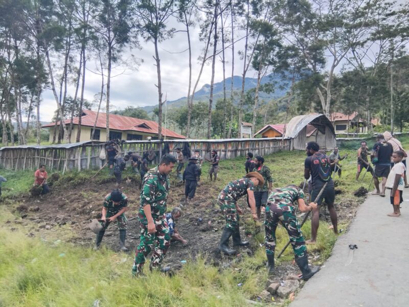 Pos Tinggi Nambut Satgas Yonif 112/DJ bersama rakyat melaksanakan kegiatan Karya Bakti Teritorial dengan bergotong royong bersihkan lingkungan di Distrik Tinggi Nambut Kabupaten Puncak Jaya Provinsi Papua Tengah, Senin (10/11/2025). Foto: Dok. Istimewa