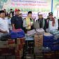 Wakil Gubernur Aceh H. Fadhlullah, S.E., bersama Plt. Kadinsos Aceh Chaidir, S.E., M.M., menyalurkan bantuan logistik untuk santri dan warga terdampak kebakaran di Dayah Madinatuddiniyah Babussalam, Bener Meriah, Kamis (20/11/2025). Foto: Dok. Istimewa
