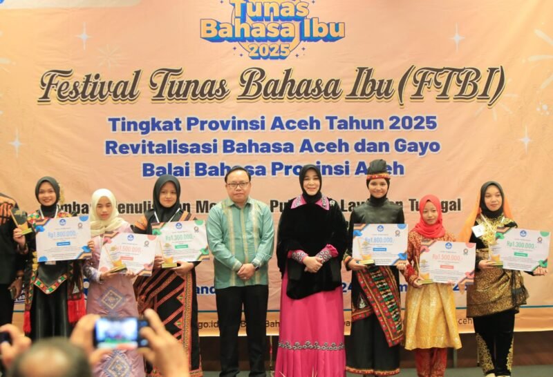 Wali Kota Banda Aceh Illiza Sa’aduddin Djamal menyerahkan piagam penghargaan kepada peserta Festival Tunas Bahasa Ibu (FTBI) 2025 pada malam penutupan di Hotel Ayani, Banda Aceh, Minggu (23/11/2025). Foto: Dok. Prokopim Kota Banda Aceh