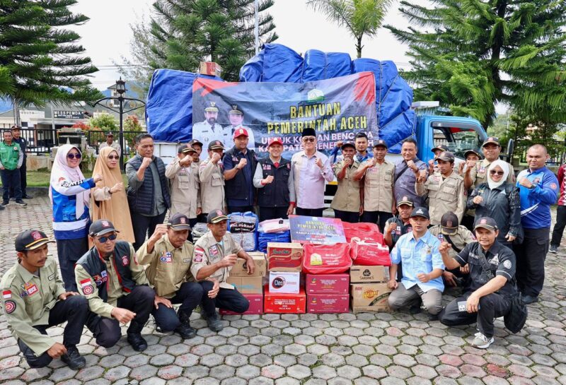 Rombongan Dinas Sosial Aceh mendampingi Wakil Gubernur Aceh saat menyerahkan bantuan kebencanaan dan meninjau fasilitas sosial di Pidie, Pidie Jaya, Bireuen, Aceh Tengah, dan Bener Meriah. Foto: Dok. Istimewa
