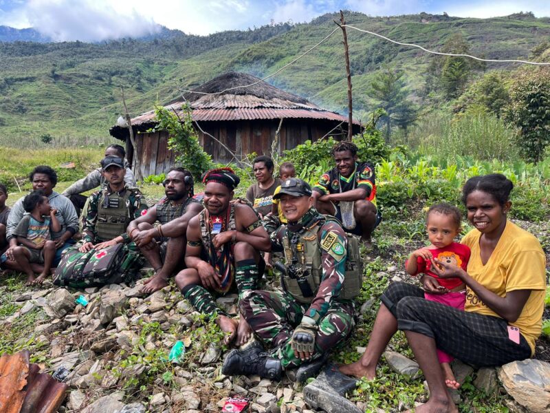 Personel Satgas Pamtas Kewilayahan Yonif 112/DJ Pos Kampung 55 saat melaksanakan anjangsana dan berinteraksi dengan warga Kampung Luwinginiri, Distrik Mulia, Puncak Jaya, Sabtu (22/11/2025). Foto: Dok. Istimewa