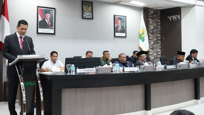 Pimpinan DPRA Ali Basrah memimpin Rapat Paripurna penyampaian Nota Keuangan dan Rancangan Qanun APBA 2026 di Ruang Serbaguna DPRA, Banda Aceh, Selasa (18/11/2025). Foto: Dok. Istimewa