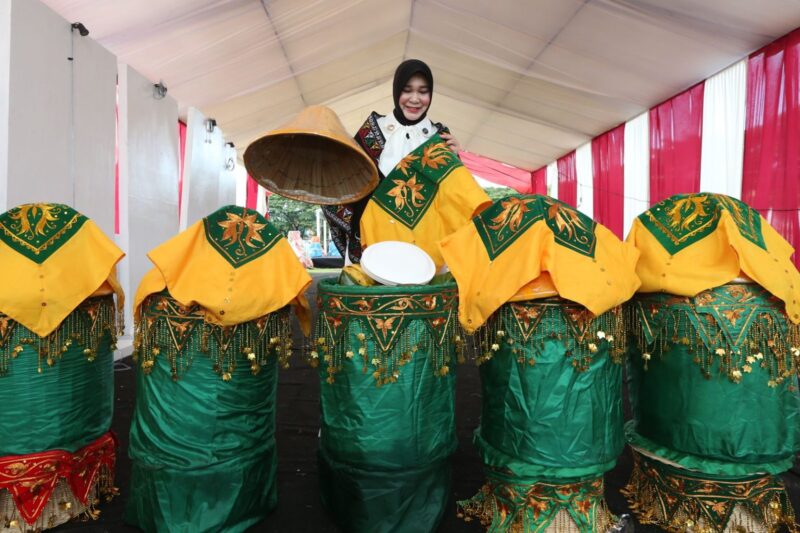 Wali Kota Banda Aceh Illiza Sa’aduddin Djamal bersama Wakil Wali Kota Afdhal Khalilullah menyambut iring-iringan Idang Meulapeh dari 90 gampong pada pembukaan Maulid Raya Pemko Banda Aceh di Blang Padang, Senin (24/11/2025). Foto: Dok. Prokopim Kota Banda Aceh