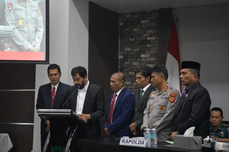 Gubernur Aceh, Muzakir Manaf di dampingi forkopimda Aceh menyampaikan Pendapat Status Bencana Aceh, di ruang serba Guna DPR Aceh, Kamis (27/11/2025). Foto: Dok. Istimewa