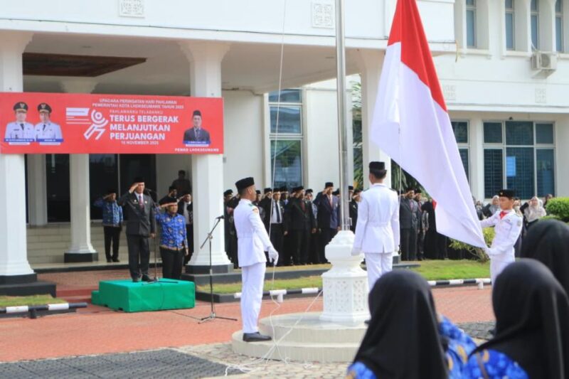 Pemerintah Kota Lhokseumawe menggelar rangkaian kegiatan peringatan Hari Pahlawan Nasional Tahun 2025, yang diawali dengan ziarah dan tabur bunga di Taman Makam Pahlawan (TMP) Blang Panyang dan dilanjutkan dengan upacara bendera di halaman Kantor Wali Kota Lhokseumawe. dok. Istimewa