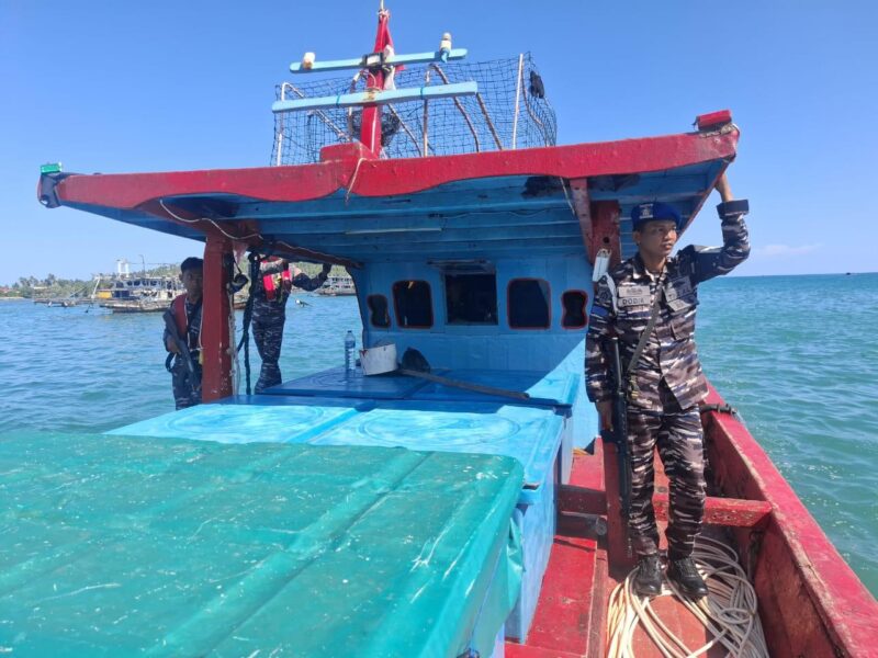 kapal yang diduga menggunakan bom laut untuk menangkap ikan di Perairan Hibala, Nias Selatan. (Foto : NOA.co.id/HO-Dok.Dispenal).