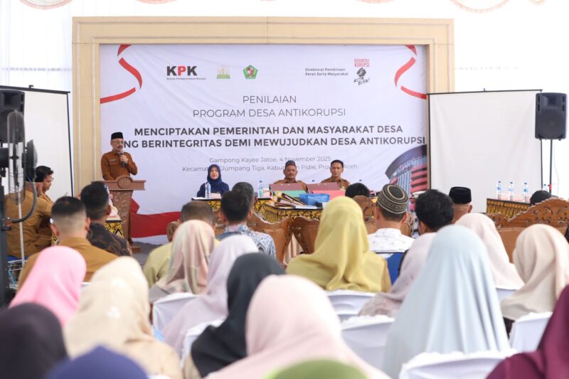 Bupati Pidie Sarjani Abdullah saat memberi arahan pada acara Penilaian Calon Desa Antikorupsi di Gampong Kayee Jatoe, Kecamatan Glumpang Tiga, Selasa (4/11/2025) (Foto Amir Sagita NOA.co.id).