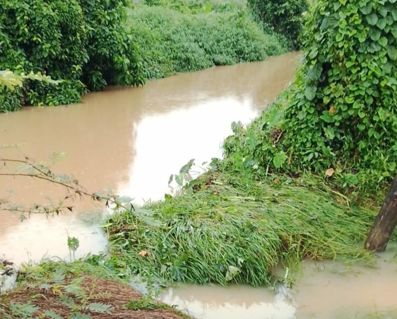 Hujan deras mengguyur wilayah Kecamatan Setia Bakti, Kabupaten Aceh Jaya, menyebabkan banjir di Desa Gampong Lhok Bot, Selasa, (4/11/2025). Foto: Dok. Sanusi/NOA.co.id