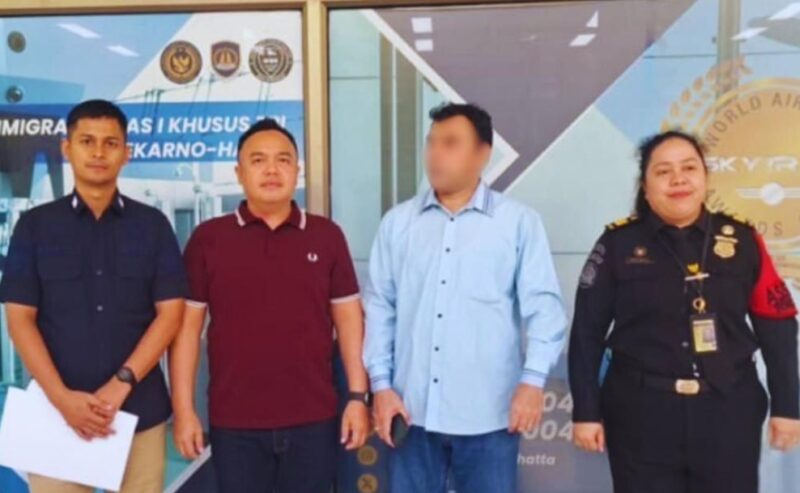 Kantor Imigrasi Kelas I TPI Banda Aceh saat proses pendeportasian terhadap satu orang WNA asal Pakistan berinisial MB (Kedua Kanan) melalui Bandara Internasional Soekarno Hatta, Tangerang, Rabu (5/11/2025). (Foto : NOA.co.id/HO-Kanim Kelas I TPI Banda Aceh).