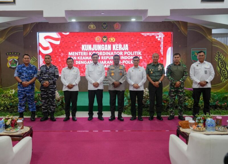 Menko Polkam Jenderal TNI (Purn) Djamari Chaniago (Keempat Kiri) didampingi Kepala BIN Jenderal TNI (Purn) Muhammad Herindra (Ketiga Kiri) saat peninjauan di Gedung PYCH, Jayapura, Rabu, (5/11/2025). (NOA.co.id/HO-Kemenko Polkam).