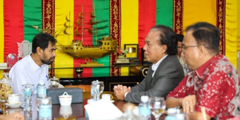 Gubernur Aceh H. Muzakir Manaf (Pertama Kiri) saat menerima kunjungan audiensi Diplomat Ahli Madya Kementerian Luar Negeri (Kemenlu) RI, Muhammad Anshor (Kedua Kanan) di Meuligoe Gubernur Aceh, Banda Aceh, Kamis (6/11/2025). (Foto : NOA.co.id/HO-Biro ADPIM Aceh).