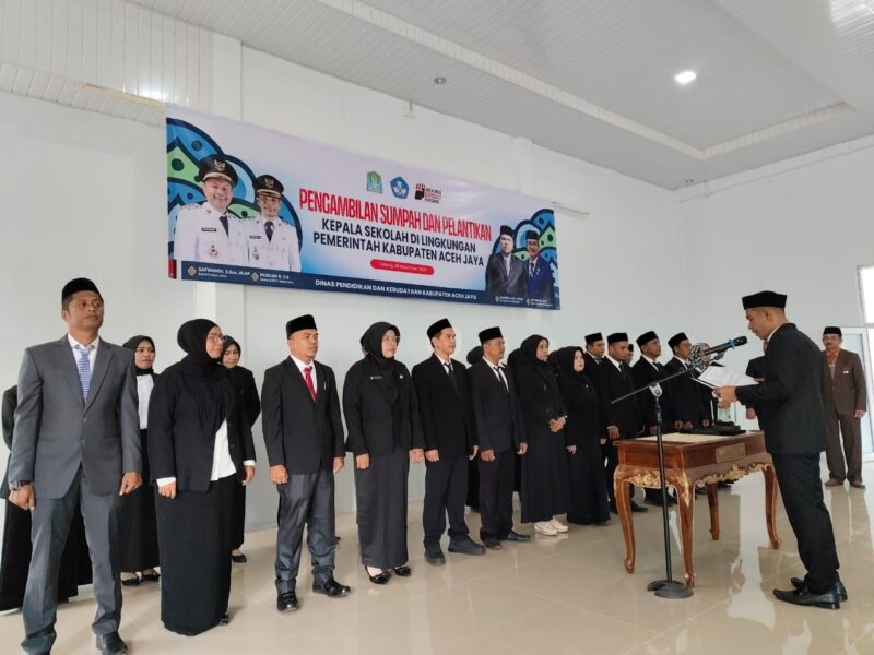 Wakil Bupati Aceh Jaya, Muslem D sedang melakukan pelantikan Kepala Sekolah Tingkat SD dan TK, di aula Dinas Pendidikan dan Kebudayaan. Foto: Dok. Sanusi/NOA.co.id