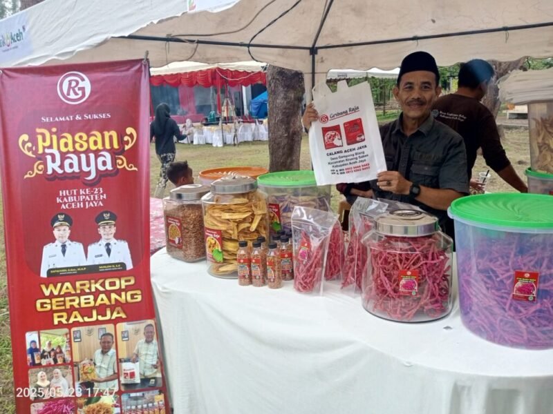 Foto Seorang pelaku UMKM sedang mempromosikan Produk lokal di acara Piasan Raya Aceh Jaya. Foto: Dok. Sanusi/NOA.co.id
