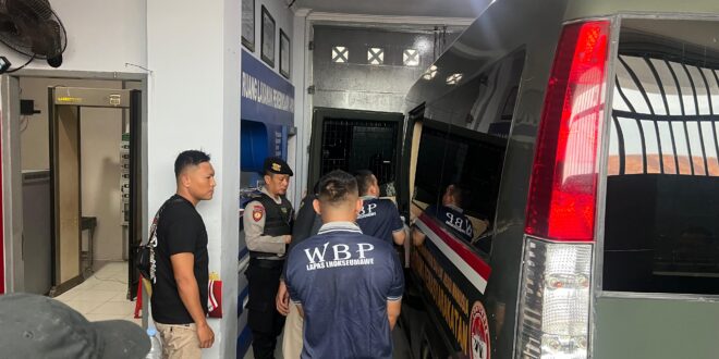 Personel Satsamapta Polres Lhokseumawe melaksanakan pengamanan dan pengawalan pemindahan enam narapidana dari Lapas Kelas IIB Lhokseumawe ke Lapas Narkotika Kelas IIB Langsa, Sabtu (8/11/2025). dok. Polres Lhokseumawe