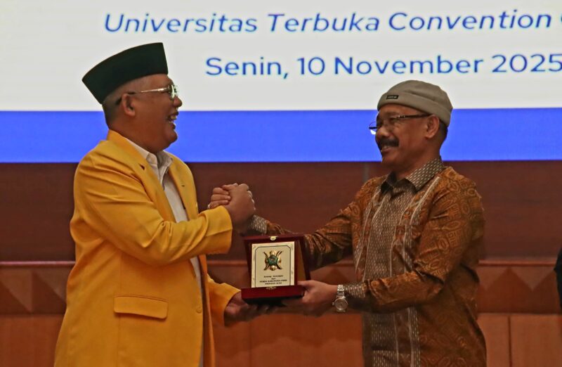 Bupati Pidie, Sarjani Abdullah saat menerima cendera mata dari UT di Tanggerang Selatan, Senin (10/11/2025) (Foto.Jubir Pemkab Pidie).