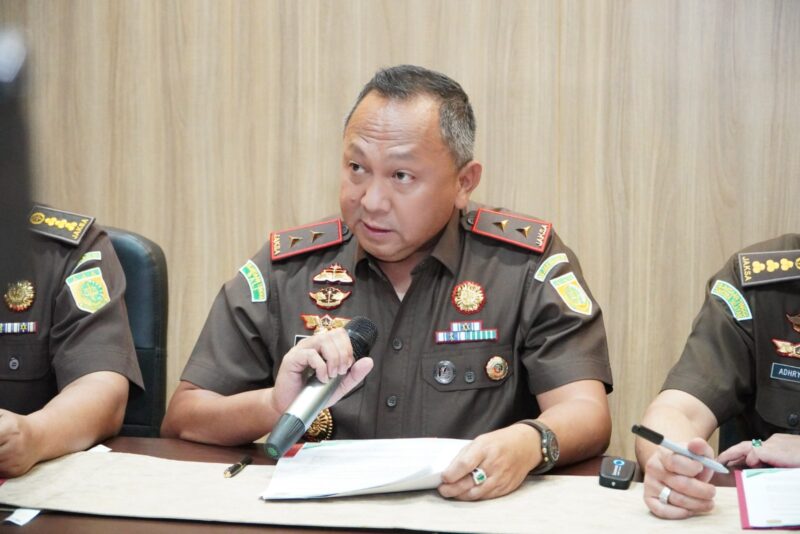 Kajati Sumsel, Dr. Ketut Sumedana, SH, MH saat Konferensi pers terkait dugaan korupsi dalam pemberian Kredit Usaha Rakyat (KUR) Mikro dan pengelolaan aset kas besar (khasanah), Senin (10/11/2025). (Foto : Noa.co.id/HO-Kejati Sumsel).