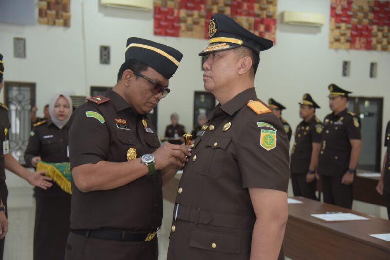Kepala Kejaksaan Tinggi Kajati Aceh, Yudi Triadi, S.H., M.H., (Pertama Kiri) saat melantik Dr. Erry Pudyanto Marwantono, S.H.,  M.H., sebagai Wakil Kepala Kejaksaan Tinggi Aceh (Pertama Kanan) di Aula Serbaguna Kejati Aceh, Banda Aceh, Selasa (11/11/2025). (Foto : NOA.co.id/Penkum Kejati Aceh).