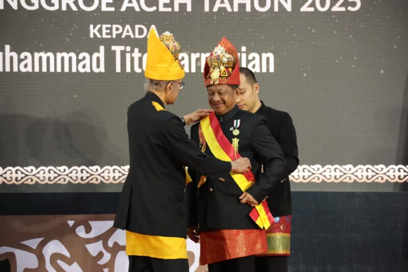 Mendagri Muhammad Tito Karnavian menerima gelar kehormatan “Petua Panglima Hukom” dari Lembaga Wali Nanggroe Aceh, Aceh Besar, Rabu (12/11/2025). (Foto : NOA.co.id/Farid Ismullah).