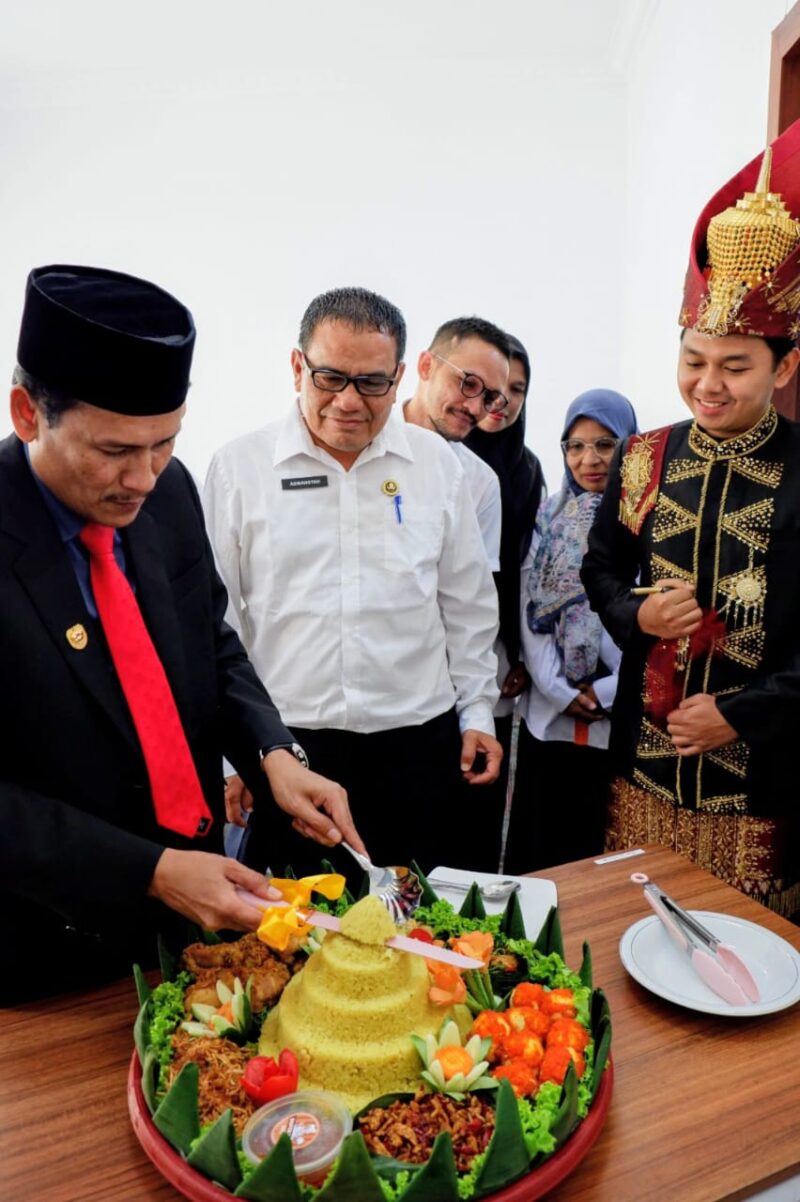 Asisten II Bidang Perekonomian dan Pembangunan Sekretariat Daerah Aceh, Dr. Ir. Zulkifli, M.Si meresmikan Klinik Pengadaan Barang dan Jasa (Klinik PBJ) dengan simbolis pengguntingan pita. Foto: Dok. Biro PBJ Setda Aceh