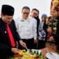 Asisten II Bidang Perekonomian dan Pembangunan Sekretariat Daerah Aceh, Dr. Ir. Zulkifli, M.Si meresmikan Klinik Pengadaan Barang dan Jasa (Klinik PBJ) dengan simbolis pengguntingan pita. Foto: Dok. Biro PBJ Setda Aceh
