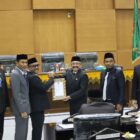 Bupati Pidie Sarjani Abdullah saat menyerahkan dokumen RAPBK tahun 2026 kepada Ketua DPRK setempat Anwar Sastra Putra, di Gedung Dewan, Kamis (13/11/2025) (Foto.IST).