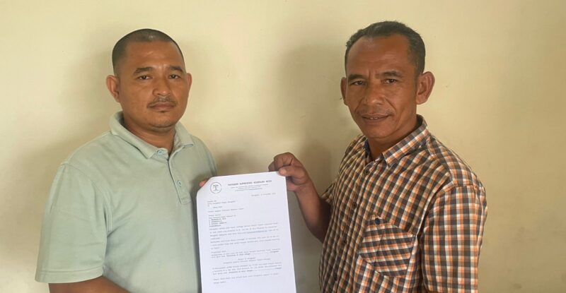 Miswar bersama peternak ayam yang menggugat PLN. Foto. Dok. Teuku Nizar/NOA.co.id