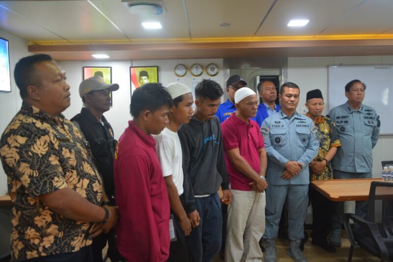 Empat nelayan asal Batam kembali ke tanah air setelah sebelumnya diamankan oleh Agensi Penguatkuasaan Maritim Malaysia (APMM), Batam, Kamis (13/11/2025). (Foto : NOA.co.id/HO-Humas Bakamla RI).