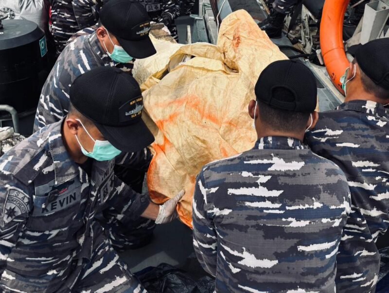 Guskamla Armada II berhasil menemukan dan mengevakuasi jenazah seorang korban yang mengapung di Perairan Teluk Balikpapan, Kamis (13/11/2025). (Foto : Noa.co.id/HO-Dispenal).