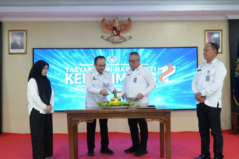 Kakanwil Ditjenpas Aceh, Yan Rusmanto (Kedua Kiri) bersama Kanwil Ditjen Imigrasi Aceh, Tato Juliadin Hidayawan ( Kedua Kanan) saat Tasyakuran Hari Bakti Kementerian Imigrasi dan Pemasyarakatan ke-1 Tahun 2025 di Aula Bangsal Garuda, Banda Aceh, (19/11/2025). (Foto : Farid Ismullah/NOA.co.id).